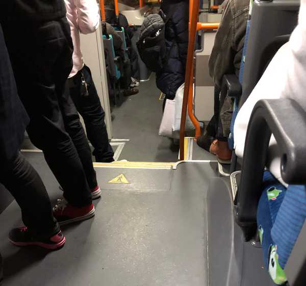 新型のバスでは、ステップ上にも人が立ち、分散するようになった